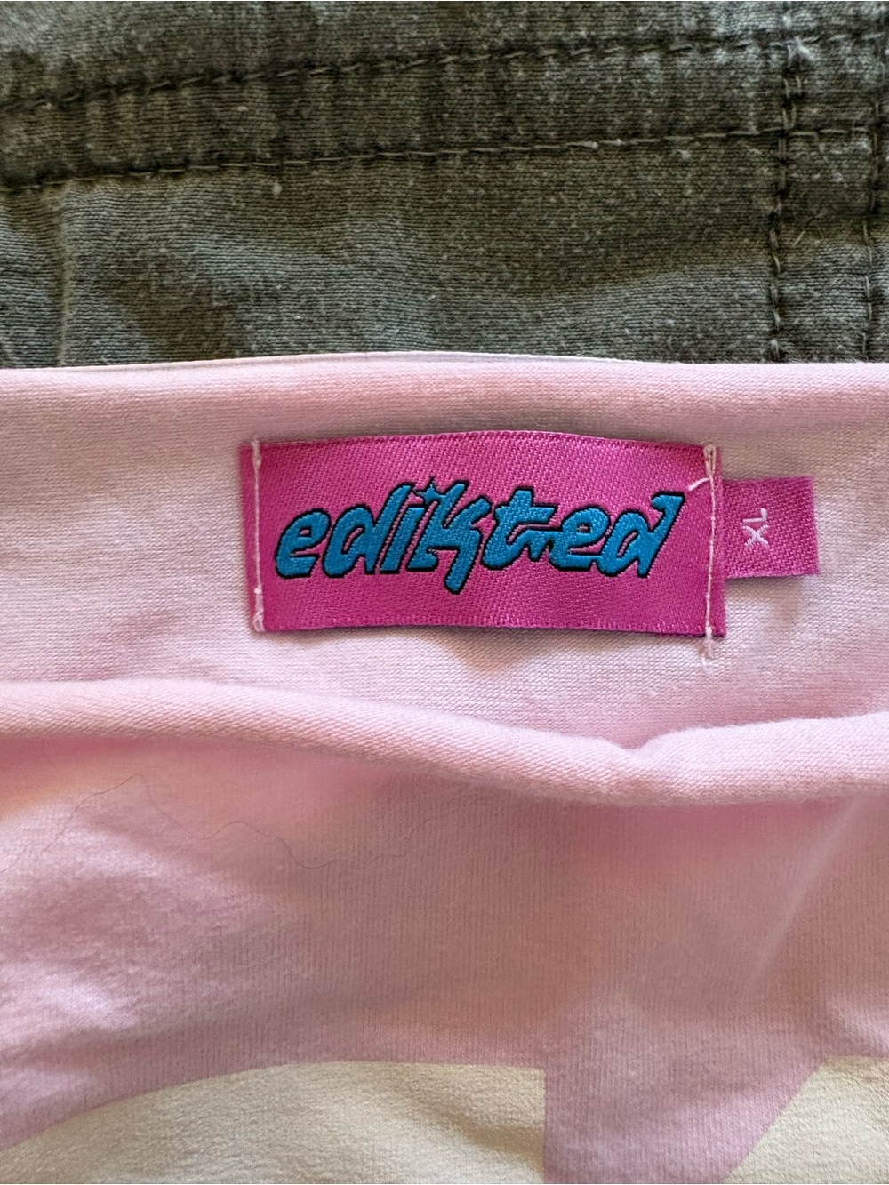 Edikted Pink Short Sleeve Tee with Cream '76 Print - Picture 3 of 4
